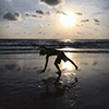 Gif di me stesso che provo ad eseguire una ruota sulla spiaggia