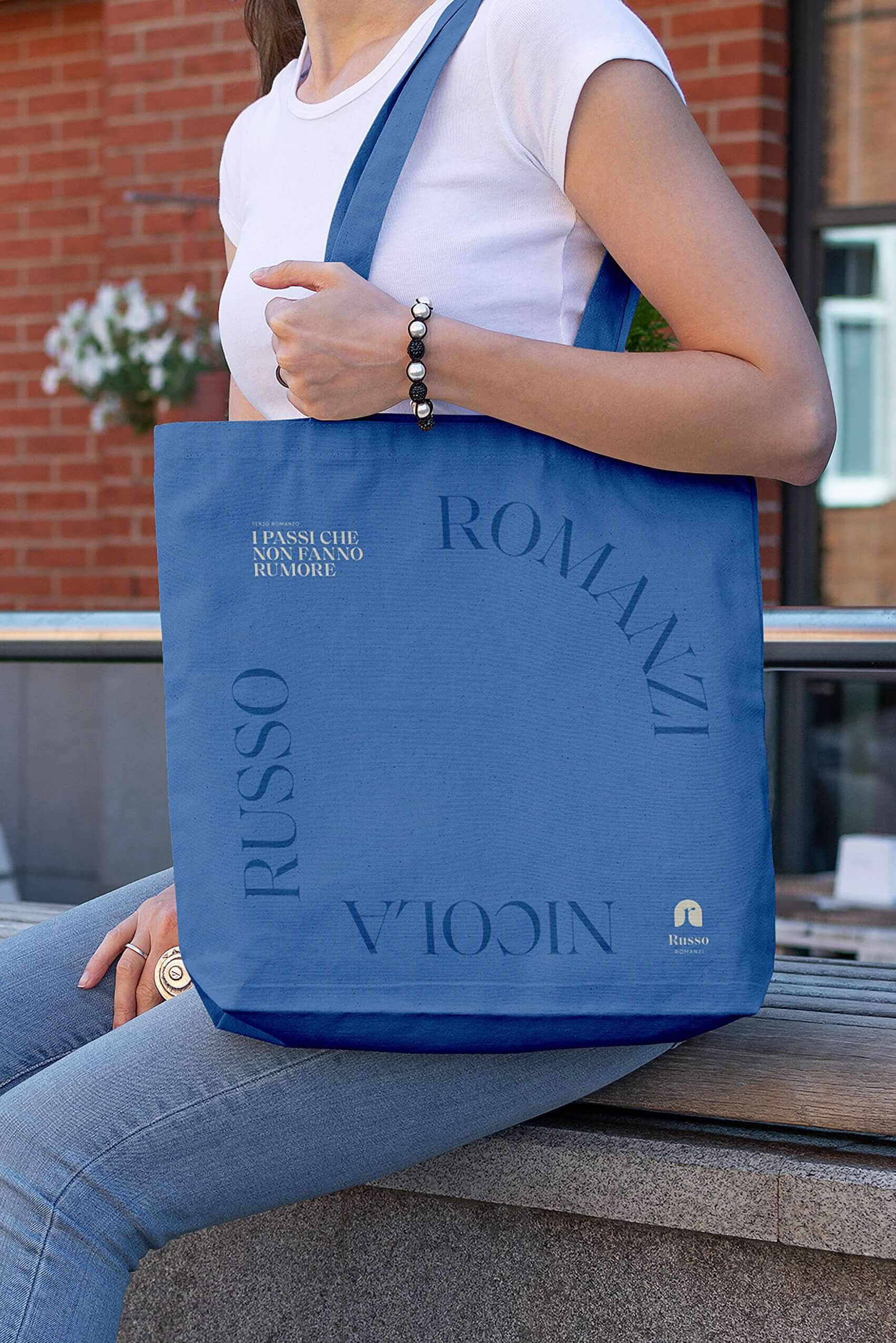Fronte della tote bag dedicata al terzo romanzo dello scrittore indipendente Nicola Russo. Gadget acquistabile sul sito e-commerce www.russoromanzi.it