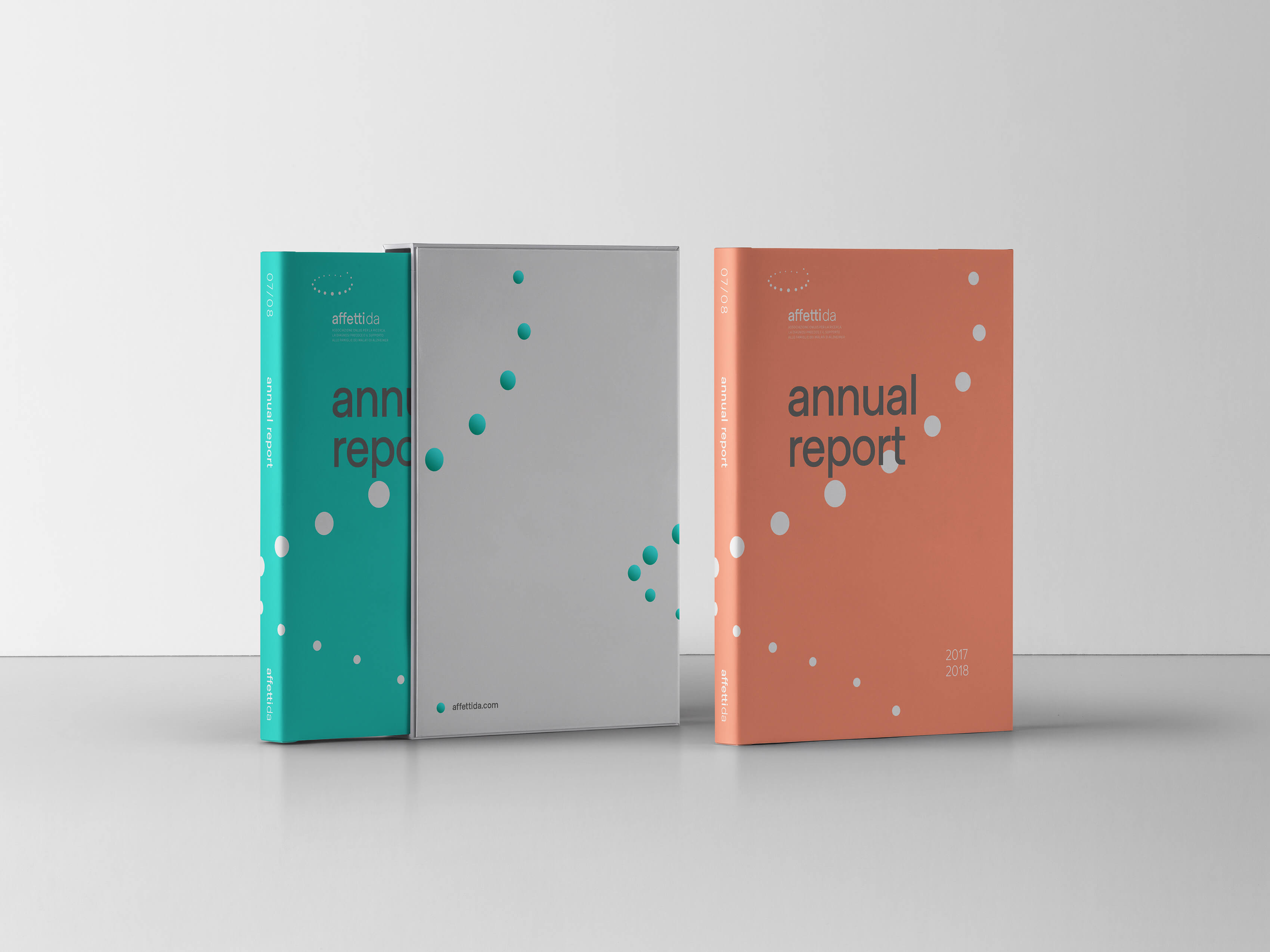 Due possibili annual report dell'associazione onlus Affetti da, impaginati con copertina rigida e custodia