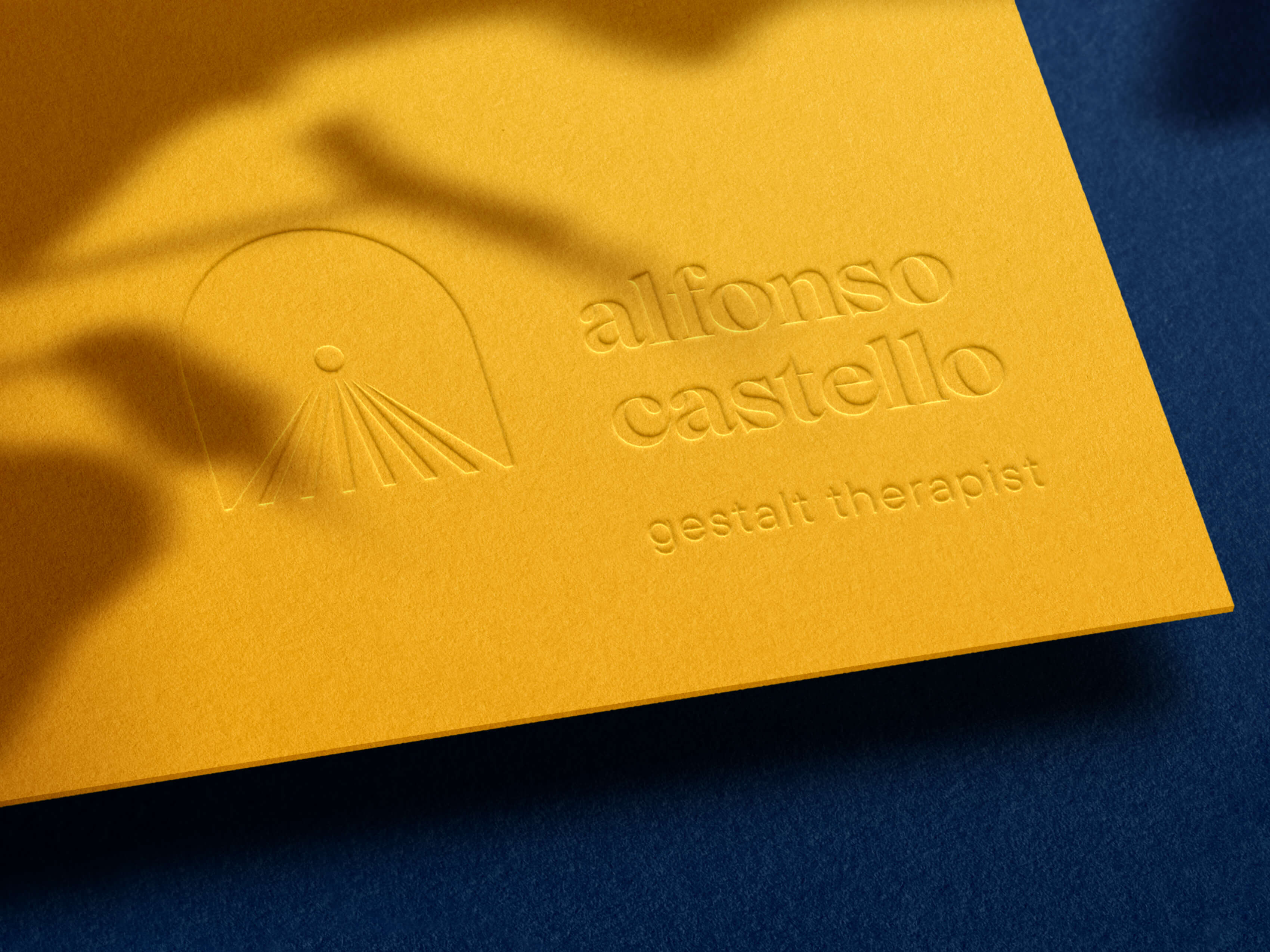 Logo orizzontale Alfonso Castello in versione rilievo invertito