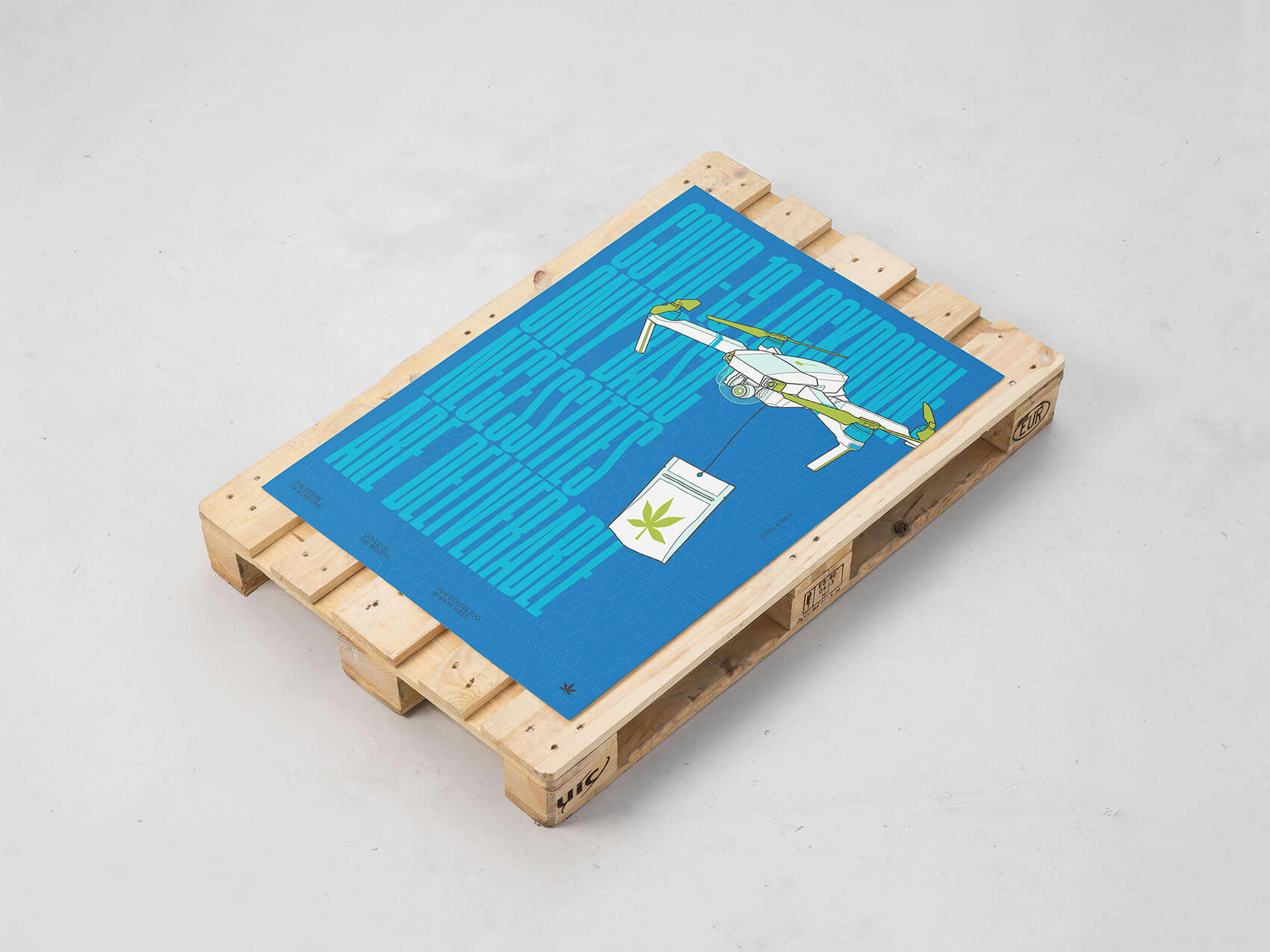 poster appoggiato su un pallet di legno