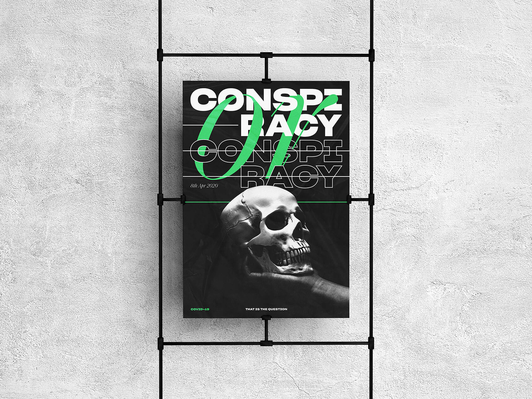 Poster sorretto da una struttura in metallo d'avanti ad un muro di cemento