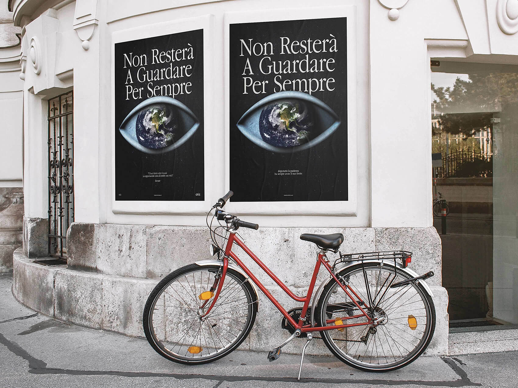 Due poster attaccati sulla facciata circolare di un palazzo