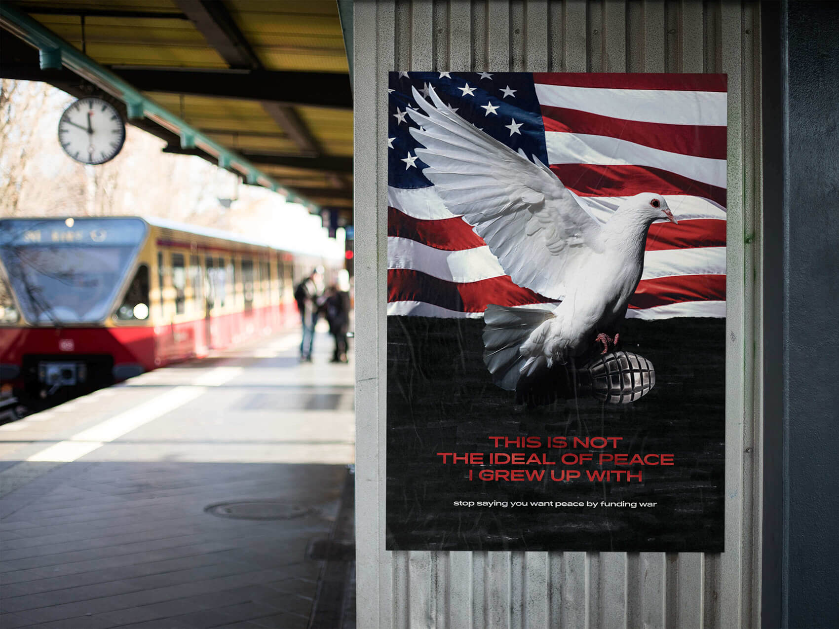 Poster attaccato al muro di una stazione ferroviaria