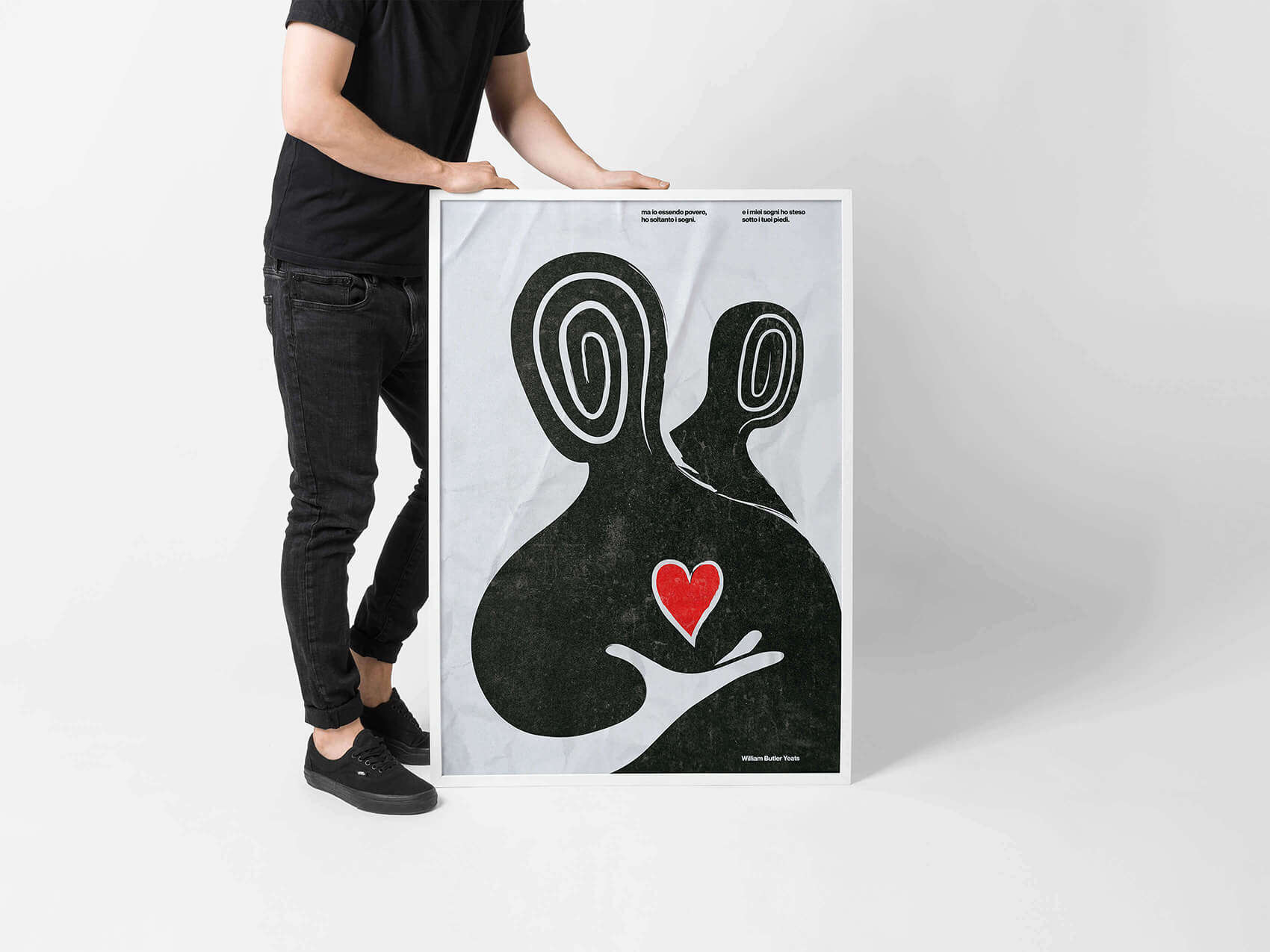 Poster in cornice bianca mantenuto da una persona vestita di nero