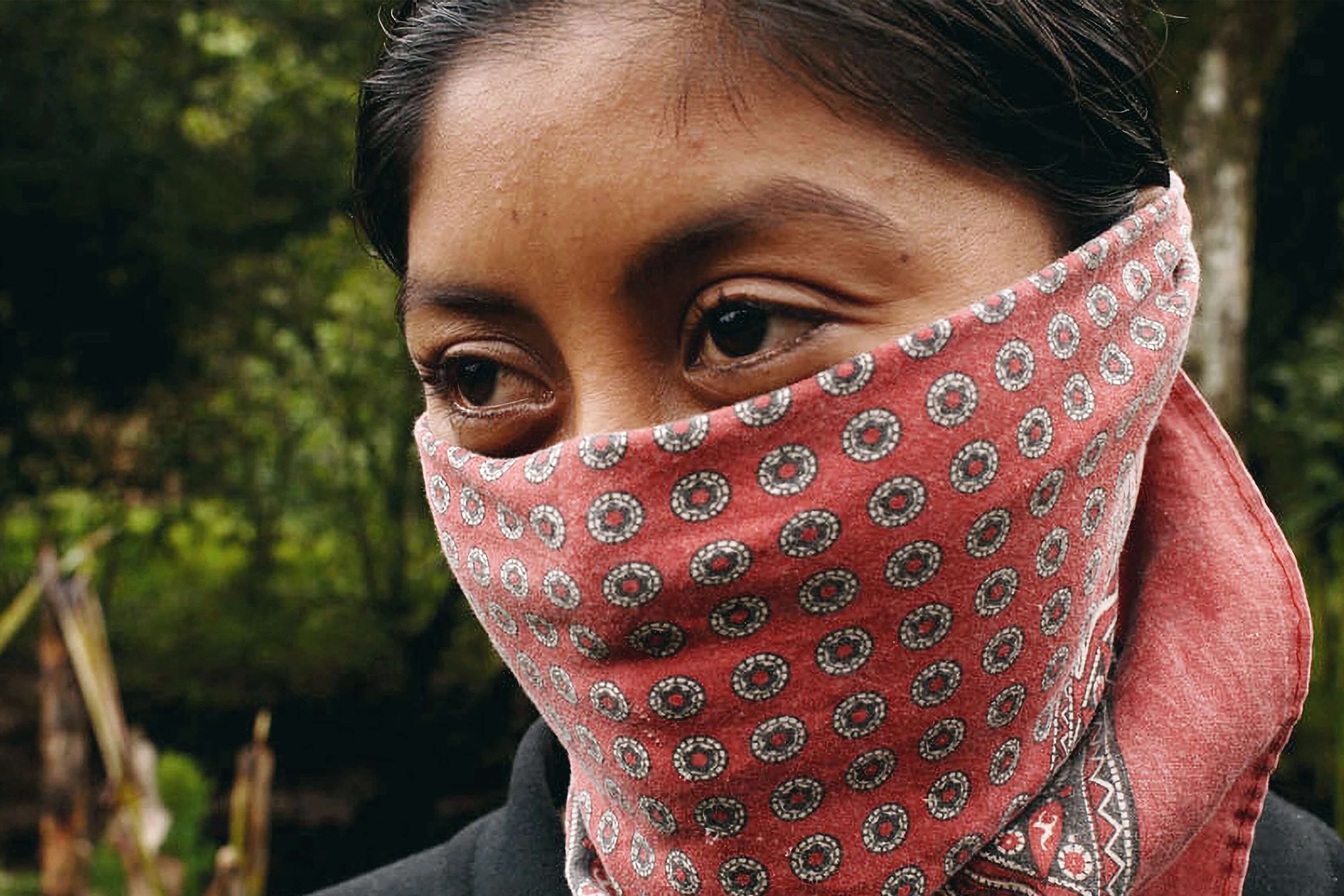 Volto di donna zapatista che indossa una tipica bandana