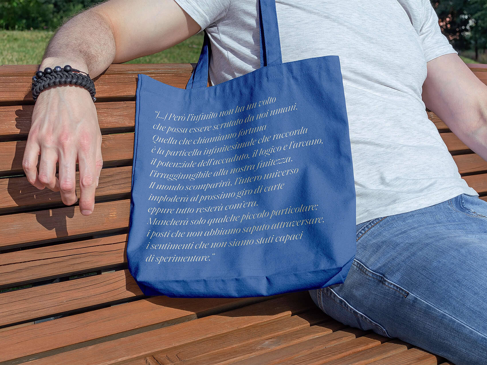 Retro della tote bag dedicata al terzo romanzo dello scrittore indipendente Nicola Russo. Gadget acquistabile sul sito e-commerce www.russoromanzi.it