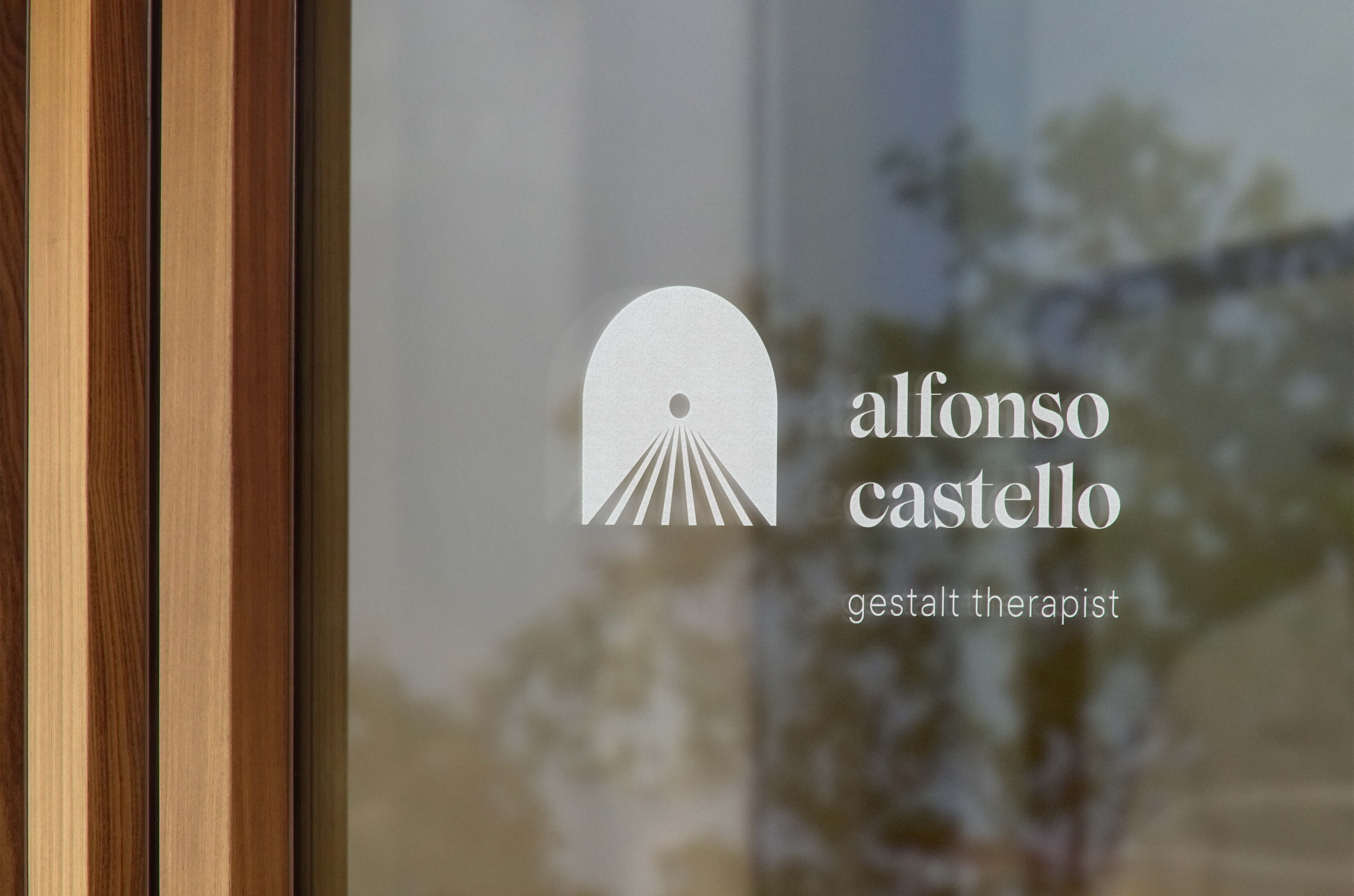 Logo orizzontale sul vetro della porta d'ingresso allo studio