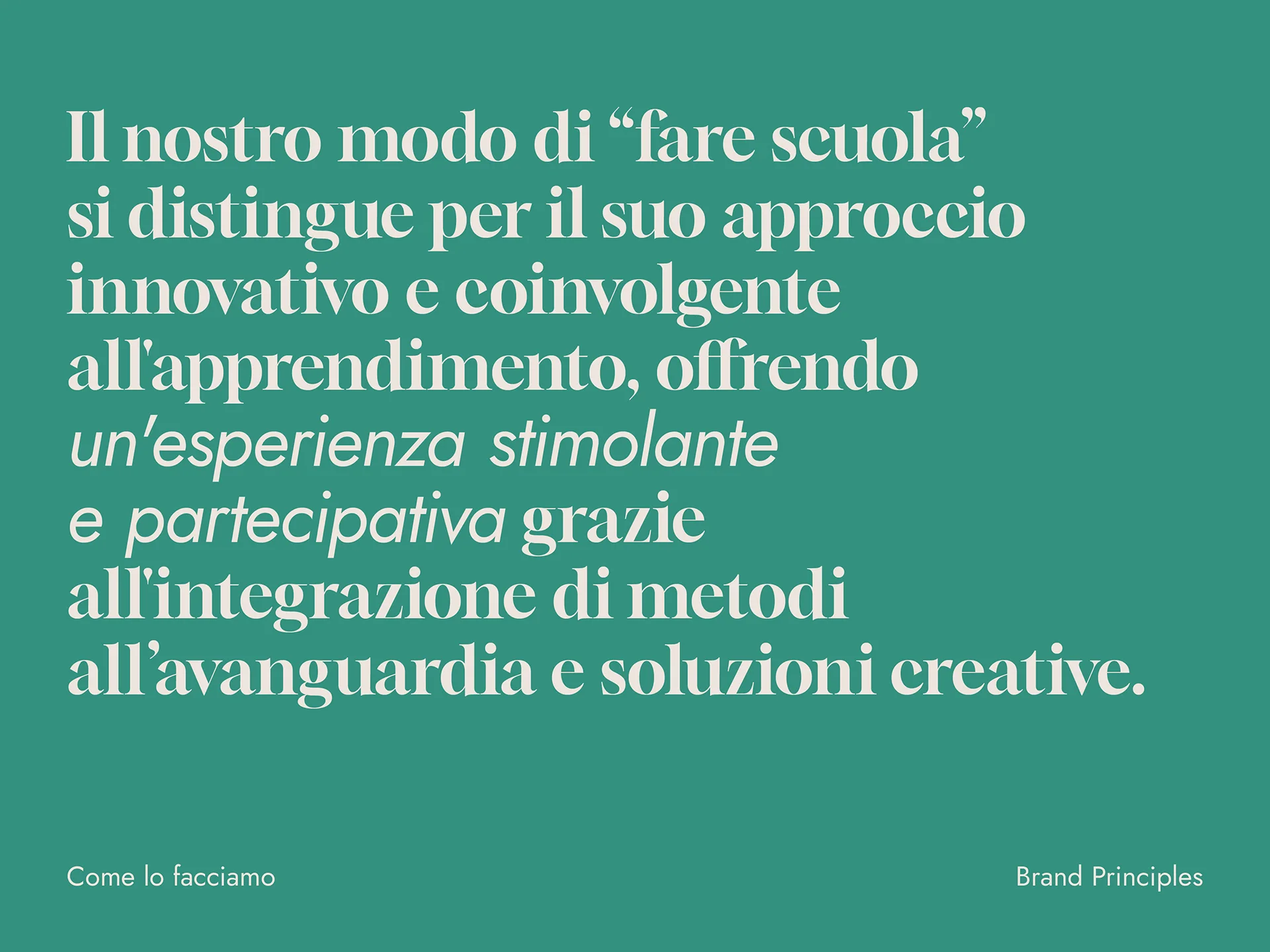 Text in Italian describing an innovative and engaging approach to learning, emphasizing a stimulating and participative experience through the integration of avant-garde and creative solutions on a green background.
