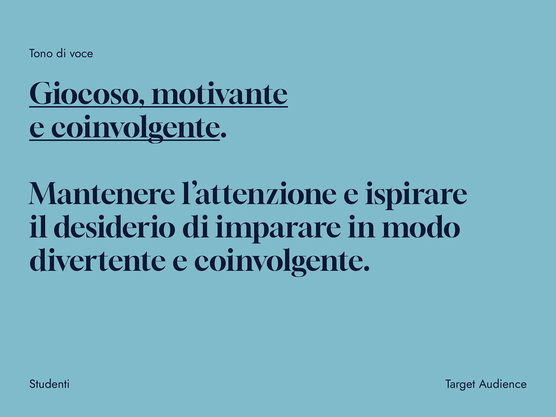 Text in Italian on a blue background describing a playful, motivating, and engaging tone of voice aimed at students to maintain attention and inspire a desire to learn in a fun and engaging way.