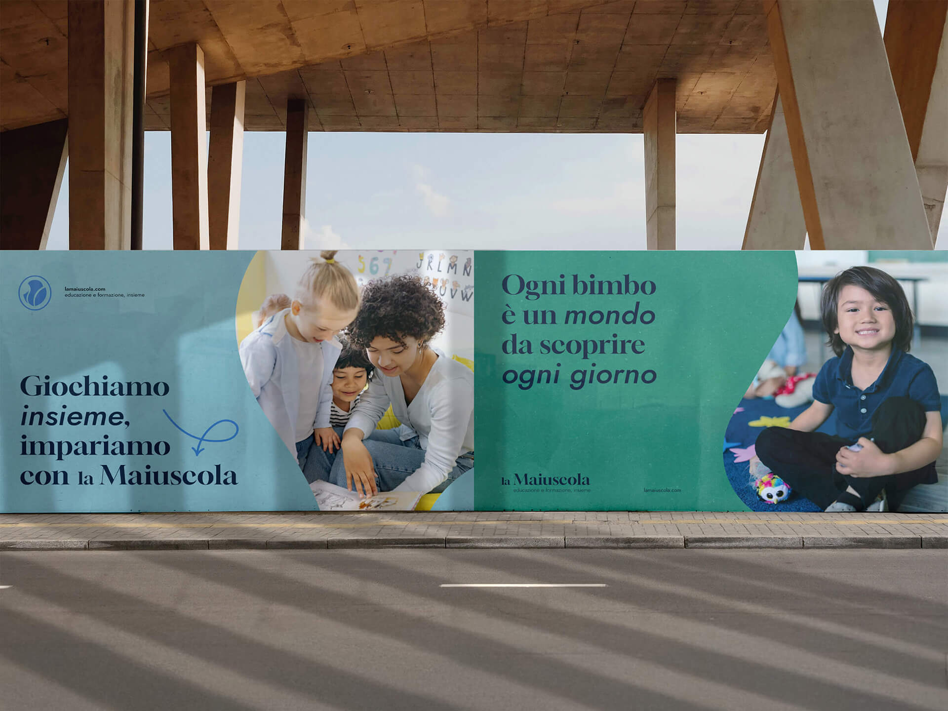 Outdoor billboard with an adult and two children reading together and a smiling child sitting on a colorful carpet, promoting learning with the text in Italian about playing and discovering every day.